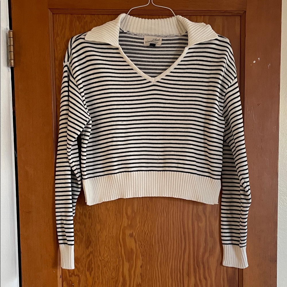 Universal Thread Black and White V-Neck Sweater